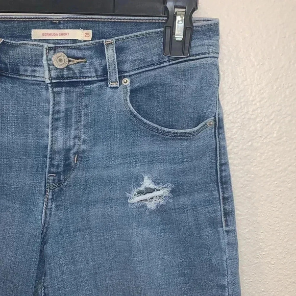 Levi’s Women’s Bermuda Short - Picture 2 of 6